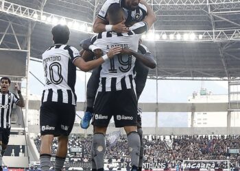 Botafogo vence Corinthians pelo Brasileirão com três de Arthur Cabral
