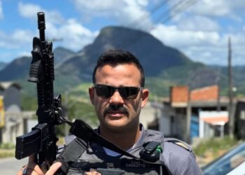 Pastor policial prega a criminosos durante operação contra o tráfico