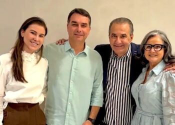 Colunista da Folha admite erro sobre Malafaia e Flávio Bolsonaro
