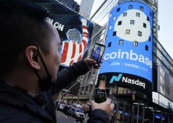 Coinbase anuncia demissão de 14% da equipe em plano para reduzir custos e focar em IA