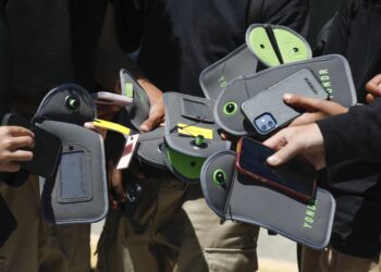 Empresas nos EUA lacram celulares de funcionários para evitar distrações; isso é possível no Brasil?
