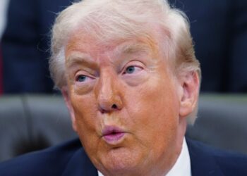 Maioria dos eleitores dos EUA reprova gestão econômica de Trump, aponta pesquisa do Financial Times