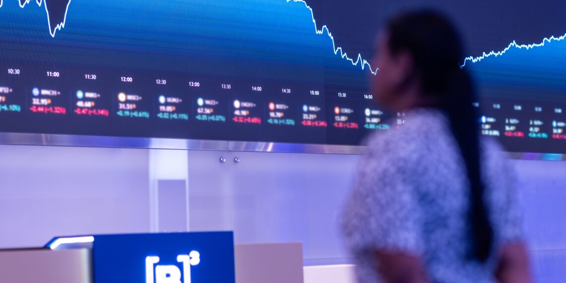 Dólar inicia o dia a R$ 4,89 com alta do petróleo e revisão da inflação no Focus