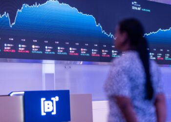 Dólar inicia o dia a R$ 4,89 com alta do petróleo e revisão da inflação no Focus