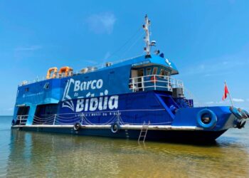 Barco da Bíblia navega na Amazônia com distribuição de Bíblias