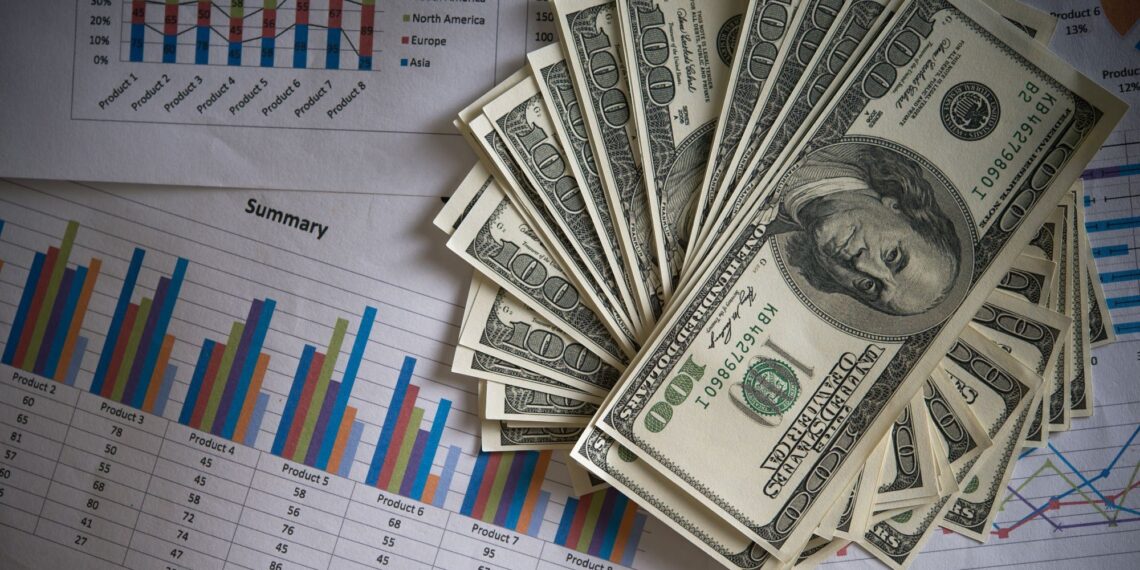 Dólar inicia o dia a R$ 4,94 com foco na ata do Copom e conflito no Oriente Médio