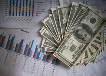Dólar inicia o dia a R$ 4,94 com foco na ata do Copom e conflito no Oriente Médio