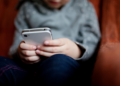 ONU alerta que proteção de crianças e adolescentes no ambiente digital é 'prioridade urgente' e que limitar idade não basta