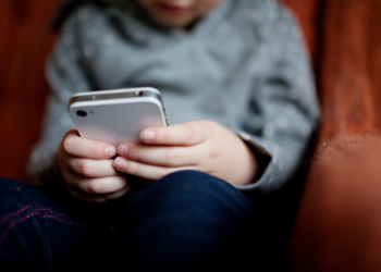 ONU alerta que proteção de crianças e adolescentes no ambiente digital é 'prioridade urgente' e que limitar idade não basta