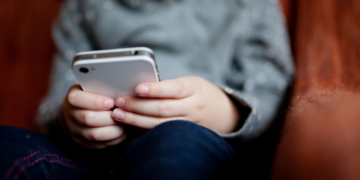 ONU alerta que proteção de crianças e adolescentes no ambiente digital é 'prioridade urgente' e que limitar idade não basta