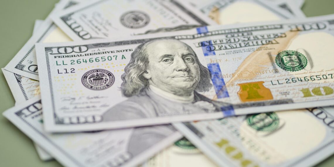 Dólar sobe a R$ 5,04, com guerra no Irã e PIB do Brasil; Ibovespa cai ao menor patamar desde janeiro