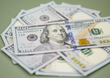 Dólar sobe a R$ 5,04, com guerra no Irã e PIB do Brasil; Ibovespa cai ao menor patamar desde janeiro
