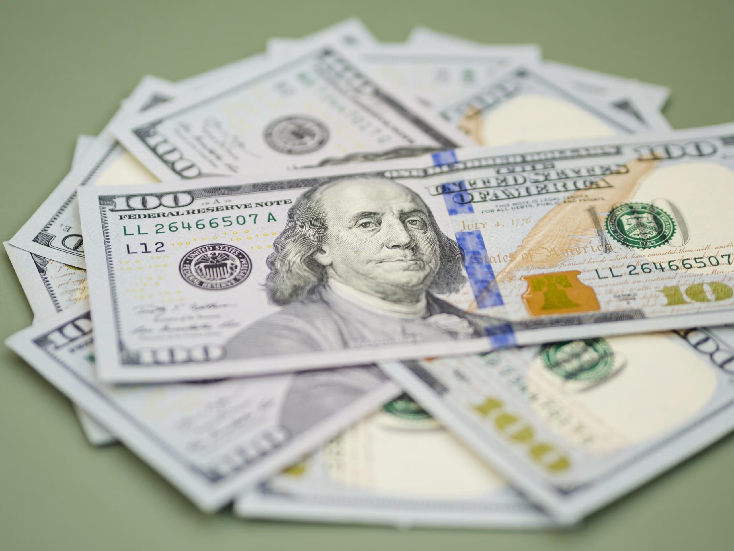 Dólar sobe a R$ 5,04, com guerra no Irã e PIB do Brasil; Ibovespa cai ao menor patamar desde janeiro