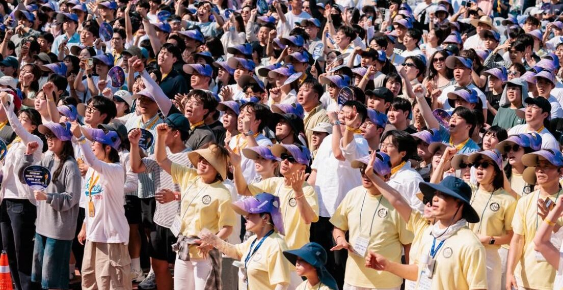 multidão comparece a evento evangelístico