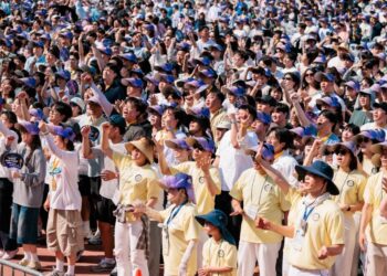 multidão comparece a evento evangelístico