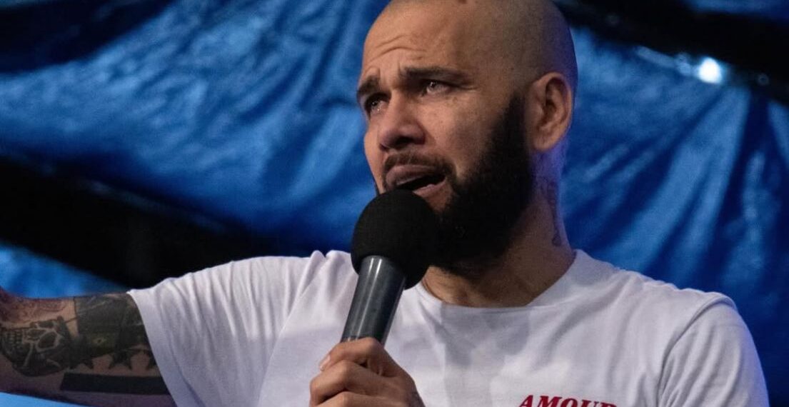 Daniel Alves testemunha conversão em evento na Espanha