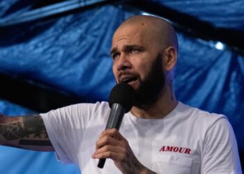 Daniel Alves testemunha conversão em evento na Espanha