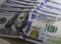 Dólar cai para R$ 4,95 e fecha no menor valor em dois anos