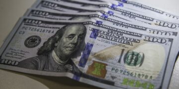 Dólar cai para R$ 4,95 e fecha no menor valor em dois anos