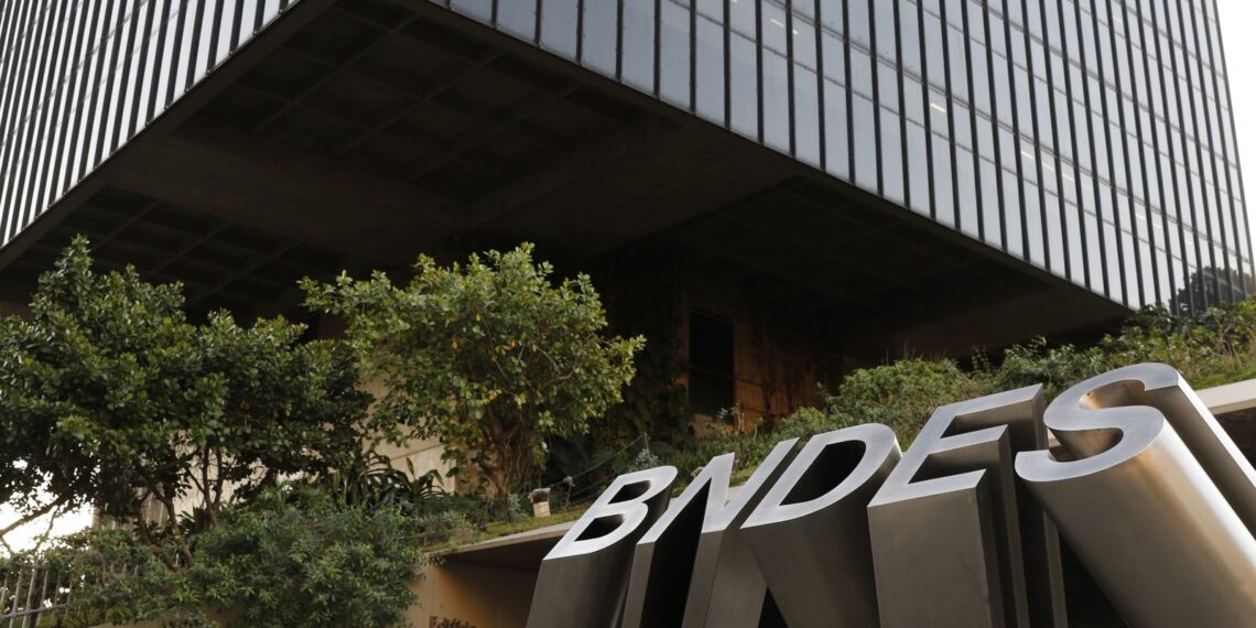 BNDES abre financiamento para transporte de carga e passageiros