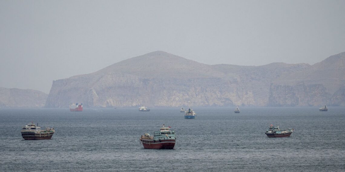 Mísseis atingem navio de guerra dos EUA que tentava entrar em Ormuz