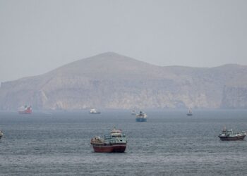 Mísseis atingem navio de guerra dos EUA que tentava entrar em Ormuz