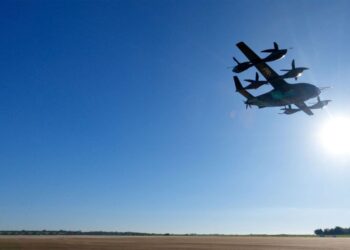 Carro voador da Embraer conclui testes de voo pairado com sucesso