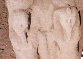 estátua do faraó que sofreu pragas achada por arqueólogos