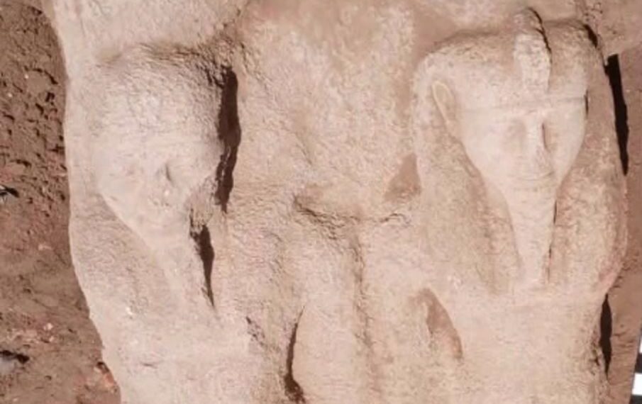 estátua do faraó que sofreu pragas achada por arqueólogos