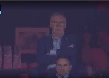 É #FAKE foto de Carlo Ancelotti dormindo no jogo Athletico-PR x Flamengo; imagem foi manipulada com inteligência artificial