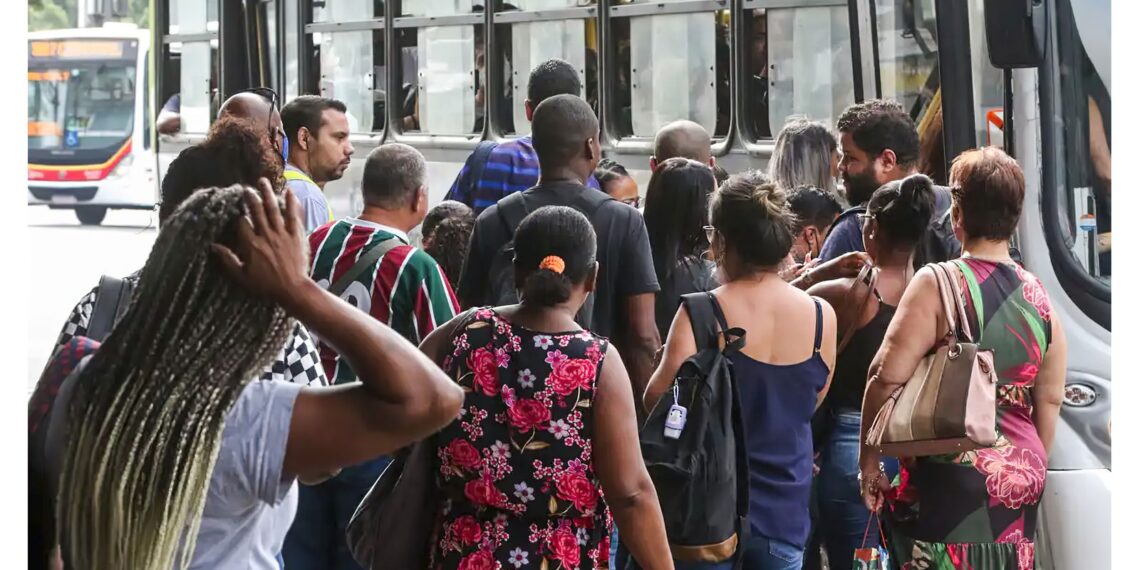 Desemprego mais longo cai 21,7% e é o menor já registrado pelo IBGE