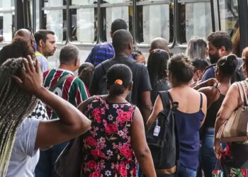 Desemprego mais longo cai 21,7% e é o menor já registrado pelo IBGE