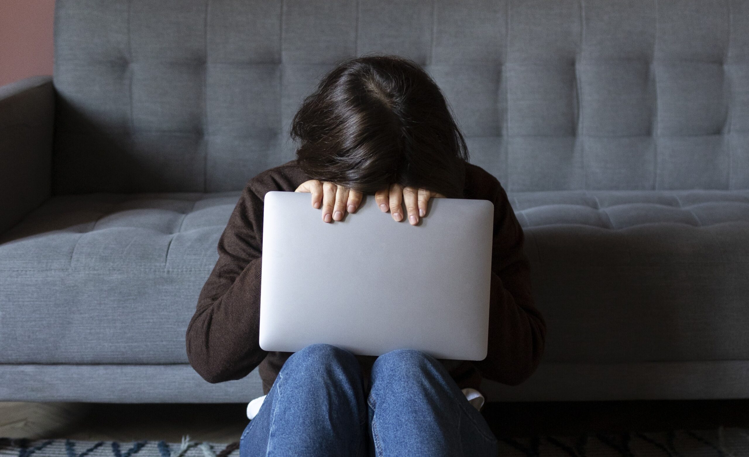 Milhões de crianças de países pobres sofrem abuso sexual na internet