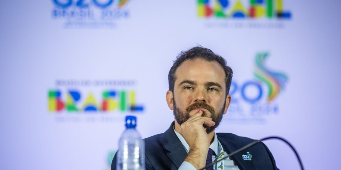 Em Paris, ministro da Fazenda faz 'chamada' por investimentos estrangeiros e diz que Brasil está 'barato'