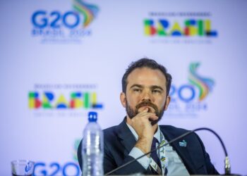 Em Paris, ministro da Fazenda faz 'chamada' por investimentos estrangeiros e diz que Brasil está 'barato'
