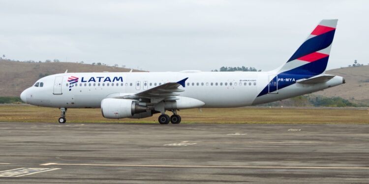 Latam Brasil reduz voos previstos para junho por alta de combustível