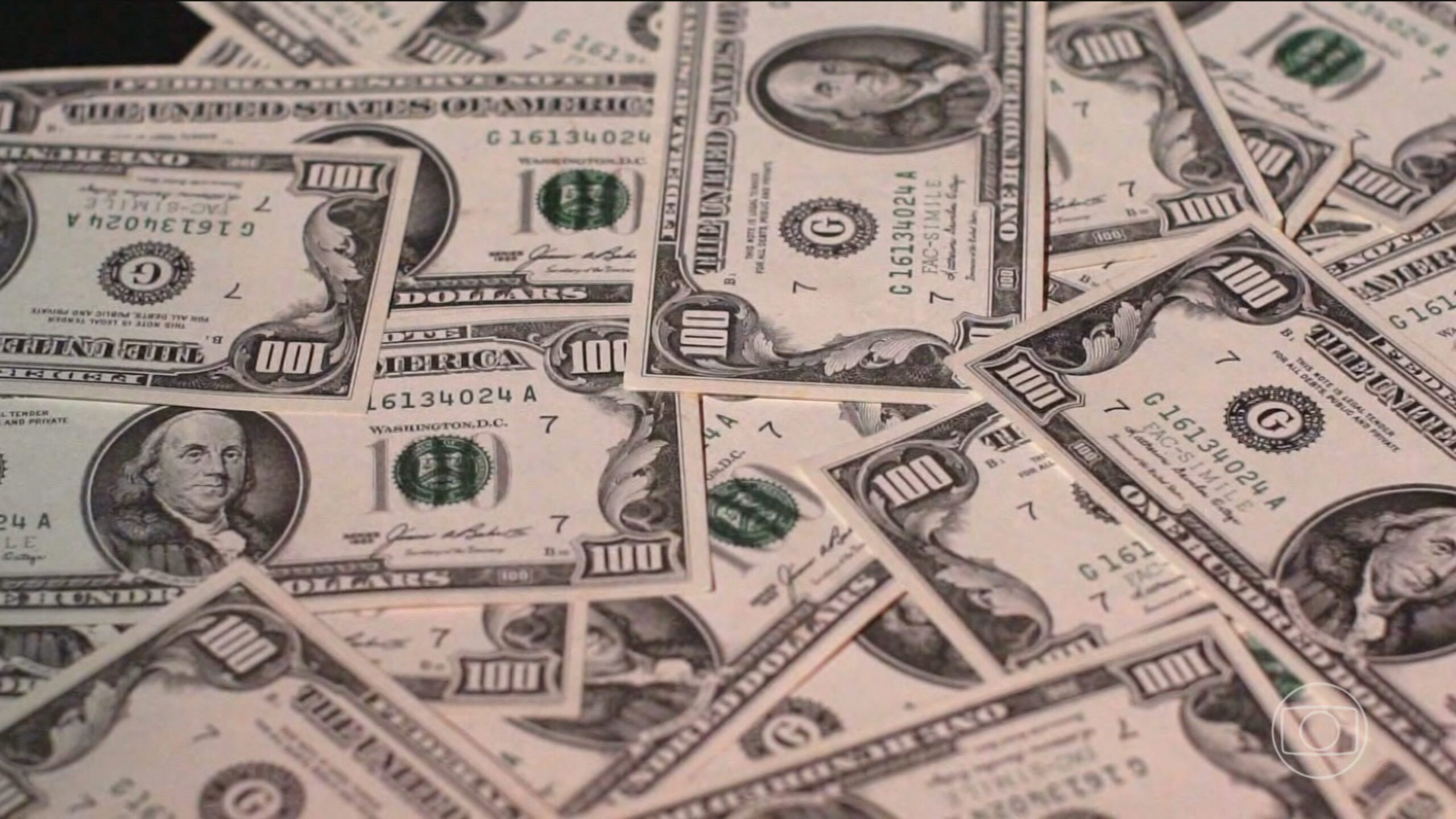 Dólar opera em alta, após novos ataques entre EUA e Irã e com alta do petróleo no radar; Ibovespa cai
