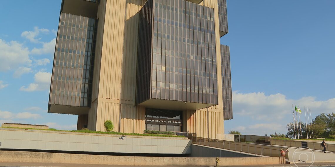 Inflação se afasta da meta, mas Banco Central julga decisão de cortar de juros como ‘mais adequada’