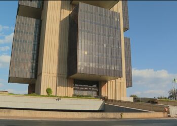 Inflação se afasta da meta, mas Banco Central julga decisão de cortar de juros como ‘mais adequada’