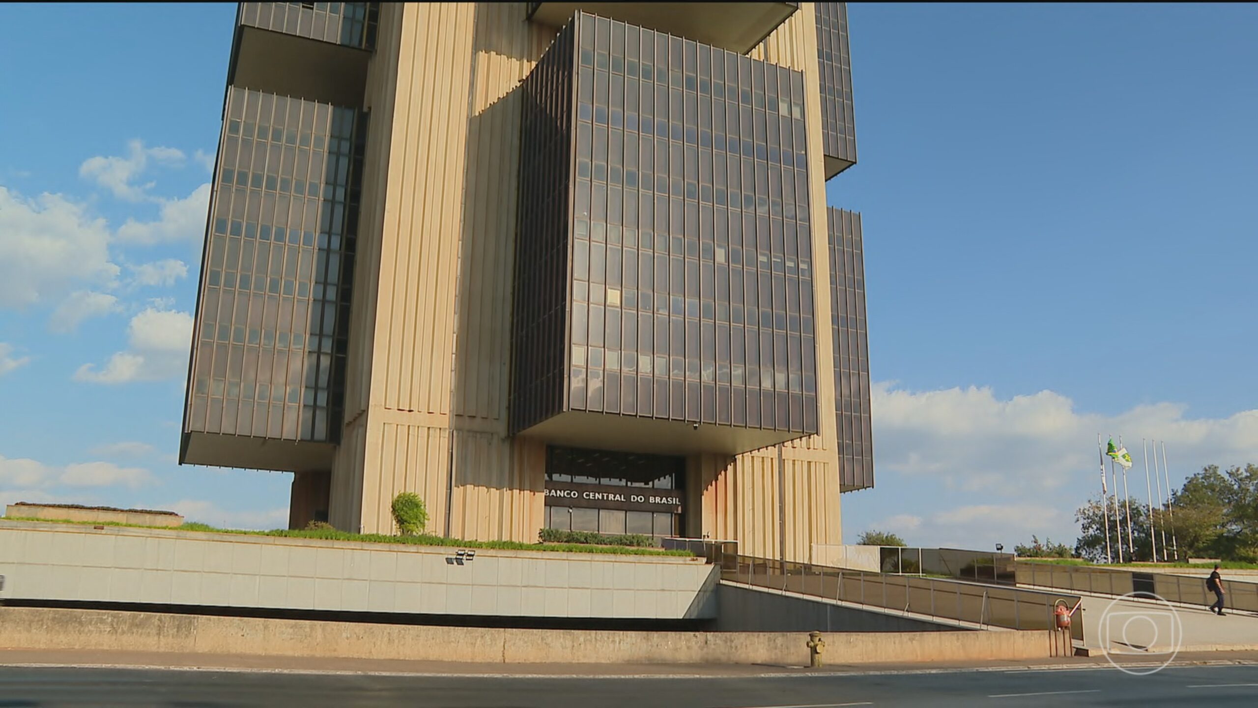 Inflação se afasta da meta, mas Banco Central julga decisão de cortar de juros como ‘mais adequada’