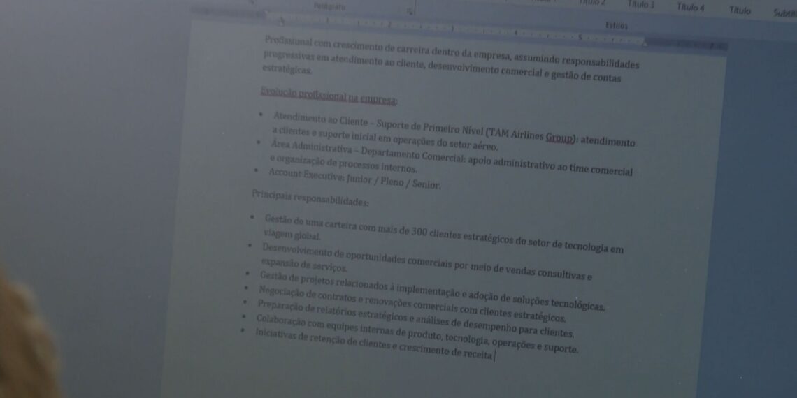 Pesquisa revela que maioria dos brasileiros usa IA para fazer currículo