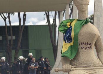 Moraes rejeita revisar pena de Débora do Batom, condenada pelo 8/1