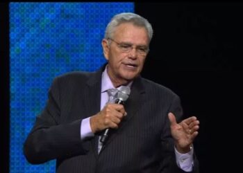 Morreu o televangelista James Robison aos 82 anos