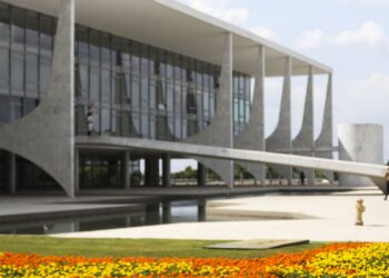 Governo reafirma que soberania é “inegociável” e critica clã Bolsonaro
