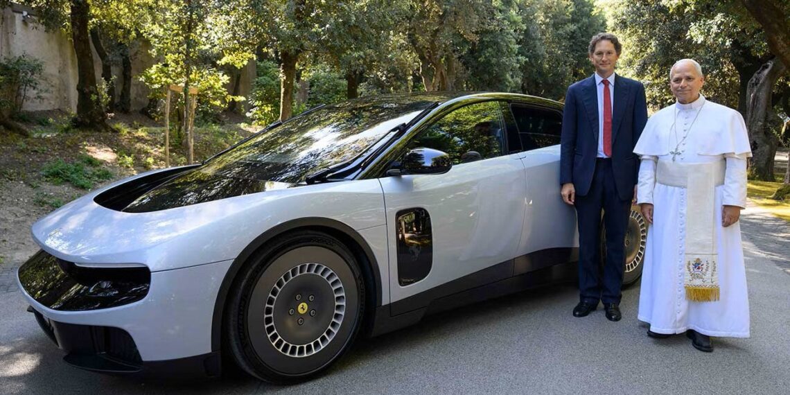Papa Leão XIV conhece Ferrari Luce de R$ 3,2 milhões e ganha volante