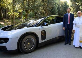 Papa Leão XIV conhece Ferrari Luce de R$ 3,2 milhões e ganha volante