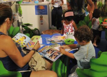 Estudo revela que 53% das famílias raramente leem para criança