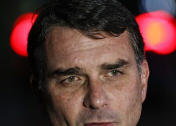 Flávio Bolsonaro: deputados pedem investigação de relação com Vorcaro