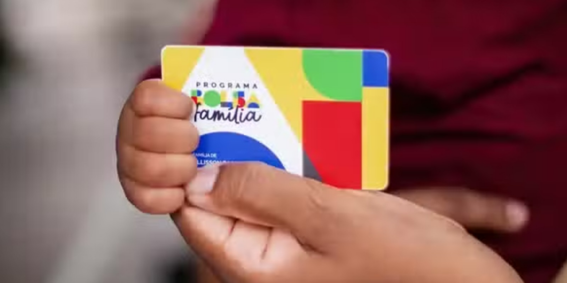 Bolsa Família, BPC e mais: famílias que recebem de programas sociais têm renda per capita até 70% menor, mostra IBGE
