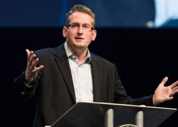 Pastor removido do ministério após ‘relacionamento impróprio’
